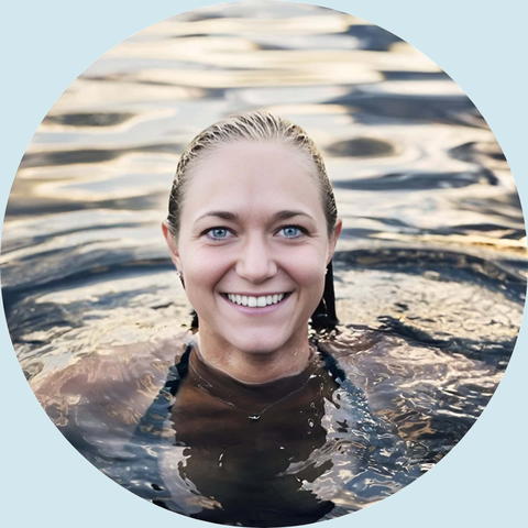 Smilende kvinde i koldt vandt.