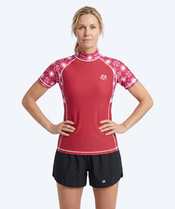 Watery UV-shirt voor vrouwen - Aiko Korte Mouw Rashguard - Roze/donkerrood