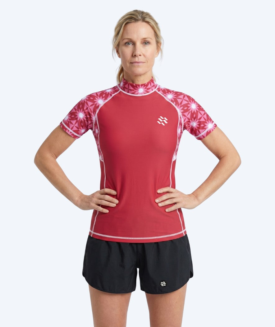 Watery UV-shirt voor vrouwen - Aiko Korte Mouw Rashguard - Roze/donkerrood