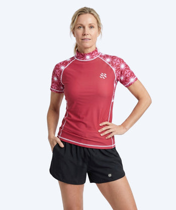 Watery UV-shirt voor vrouwen - Aiko Korte Mouw Rashguard - Roze/donkerrood